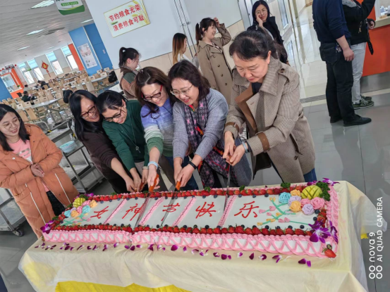 美丽和幸福从内心流露——青岛九中后勤处庆祝“三八”妇女节服务活动记录1