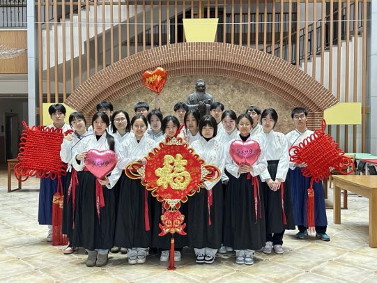 拜孔圣启智增信助高考：青岛九中2022级清美班登高拜孔祈福活动4